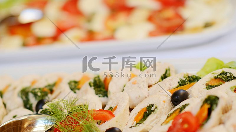 在挑选餐饮供应链系统时，以下因素是评价其优劣的关键：